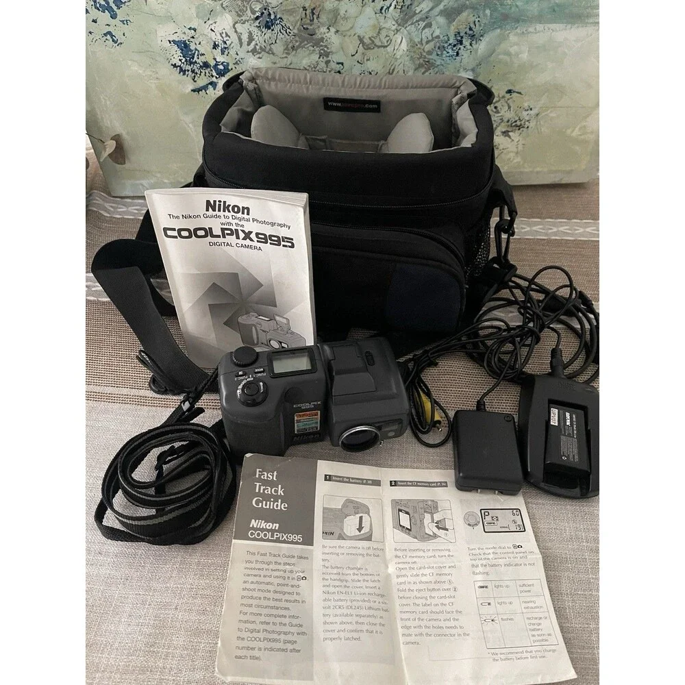 Nikon Cool Pix 995 Digitial Camera Outfit With Carrying Case